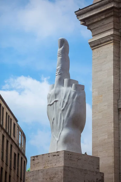 Milán Italia 2018 Escultura Del Dedo Medio Piazza Affari Símbolo — Foto de Stock