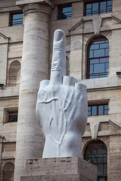 Milán Italia 2018 Escultura Del Dedo Medio Piazza Affari Símbolo — Foto de Stock