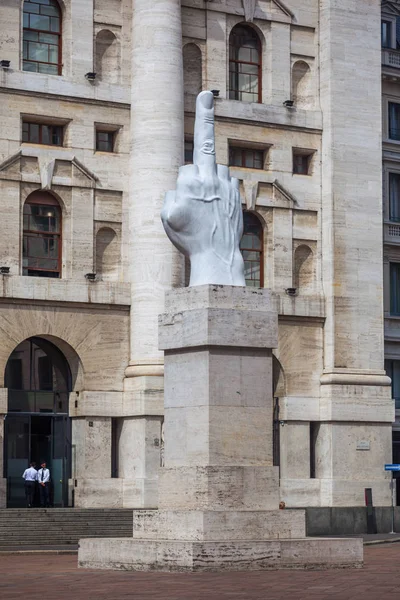 Milán Italia 2018 Escultura Del Dedo Medio Piazza Affari Símbolo — Foto de Stock