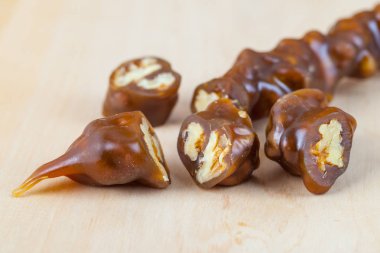 Lezzetli tatlılar oryantal, cevizli sucuk ahşap masa üzerinde. Gürcü ulusal tatlı.