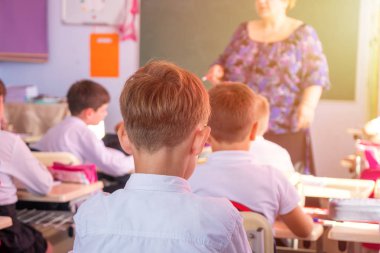 çocuklar aktif olarak sınıfta katılmak, okumak ve öğretmen için dinle.