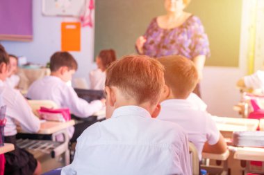 çocuklar aktif olarak sınıfta katılmak, okumak ve öğretmen için dinle.