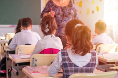 çocuklar aktif olarak sınıfta katılmak, okumak ve öğretmen için dinle.