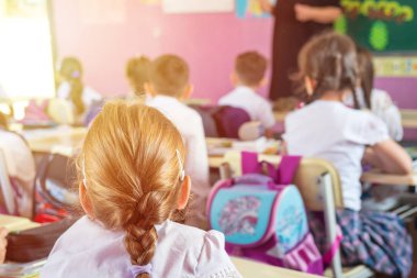 çocuklar aktif olarak sınıfta katılmak, okumak ve öğretmen için dinle.