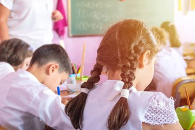 çocuklar aktif olarak sınıfta katılmak, okumak ve öğretmen için dinle.