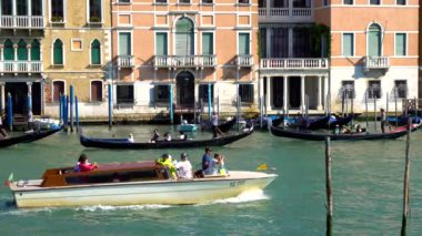 Venice, İtalya - 16.08.2018: gondol Venedik Stok görüntüleri dar kanallar turist ile