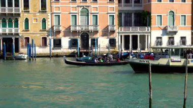 Venice, İtalya - 16.08.2018: gondol Venedik Stok görüntüleri dar kanallar turist ile
