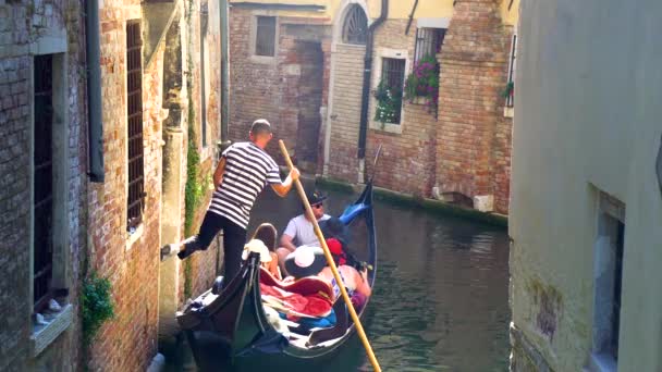 Venezia Italia 2018 Gondola Con Turisti Negli Stretti Canali Venezia — Video Stock