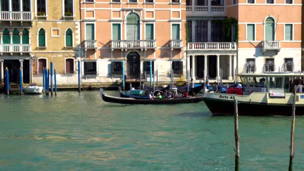 Βενετία Ιταλία 2018 Γόνδολα Τους Τουρίστες Στα Στενά Κανάλια Του — Αρχείο Βίντεο