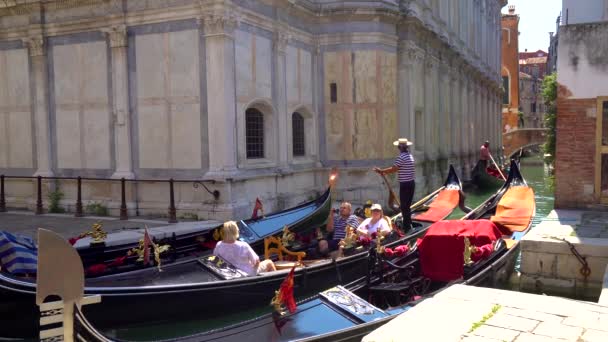 Venice Italy 2018 Gondola Tourists Narrow Canals Venice Stock Footage — 图库视频影像