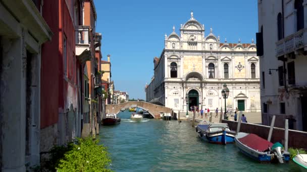 ヴェネツィアの狭い運河でベニス イタリア 2018 ボート — ストック動画