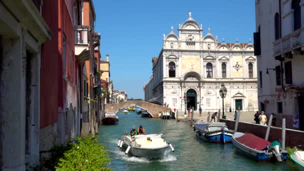 Venecia Italia 2018 Barcos Los Estrechos Canales Venecia — Vídeo de stock