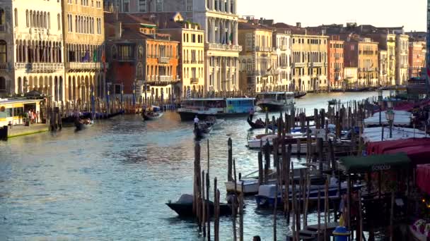 Benátky, Itálie - 16.08.2018: Gondoly a Canal Grande autobusů v Benátky, Itálie