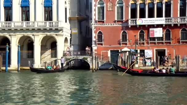Venezia Italia 2018 Gondola Con Turisti Negli Stretti Canali Venezia — Video Stock