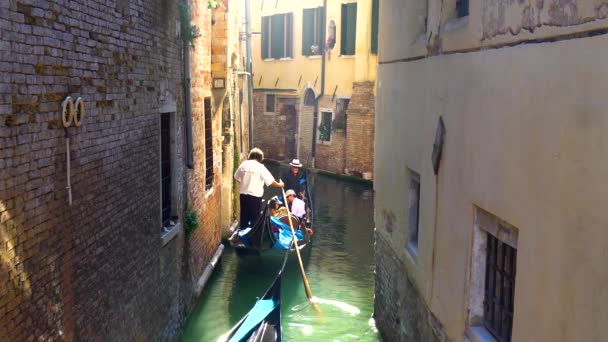 ヴェネツィア イタリア 2018 ゴンドラ ベニスの映像素材の狭い運河の観光客に — ストック動画