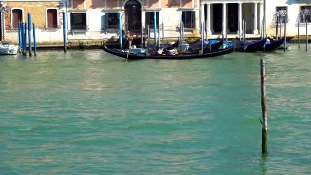 Venecia Italia 2018 Góndola Con Turistas Los Estrechos Canales Imágenes — Vídeos de Stock