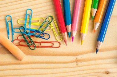 Okul kırtasiye. Ahşap arka plan üzerinde atış stüdyo.