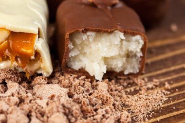 Ahşap masa, tatlılar üzerinde çeşitli lezzetli çikolata şekerleme.