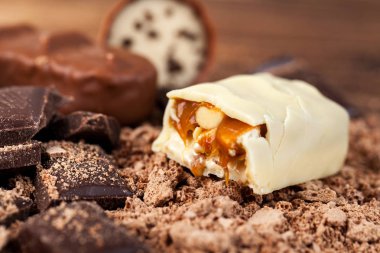 Ahşap masa, tatlılar üzerinde çeşitli lezzetli çikolata şekerleme.