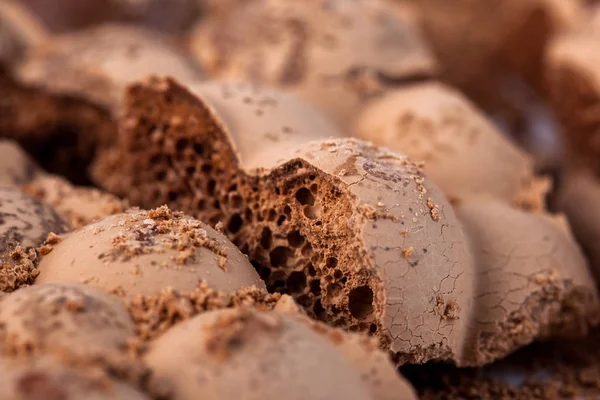 Разбитый Молочный Пористый Шоколад Сладости Десерты Макрофото — стоковое фото