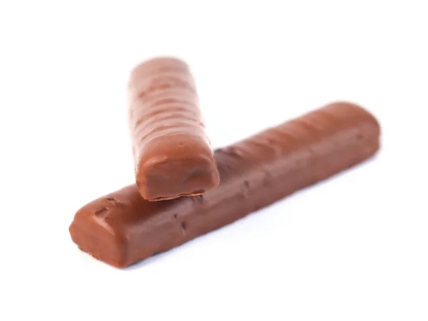 白い背景の上にキャラメルとチョコレートの棒 — ストック写真