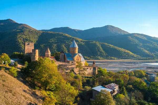 Ananuri bir karmaşık Gürcistan'daki Aragvi nehrinde kalesidir.
