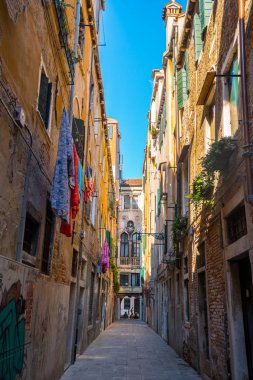 Venice, İtalya - 15.08.2018: tipik eski evleri Venedik, İtalya gezisi.