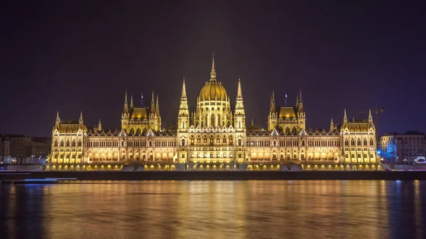 Здание Венгерского Парламента Берегу Дуная Будапеште Ночью — стоковое фото