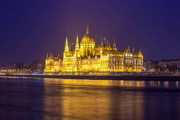 Κτήριο Ουγγρικού Κοινοβουλίου Στην Όχθη Του Δούναβη Στη Βουδαπέστη Νύχτα — Φωτογραφία Αρχείου