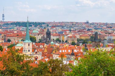 Tarihi merkezi, Prag Kalesi Prag şehir panoraması, kırmızı çatılar Prag, Çek Cumhuriyeti ile üzerinde göster.