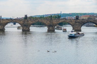 Çek Cumhuriyeti Prag 'daki Vltava Nehri üzerindeki Eski Şehir İskelesi mimarisi ve Charles Köprüsü manzarası.