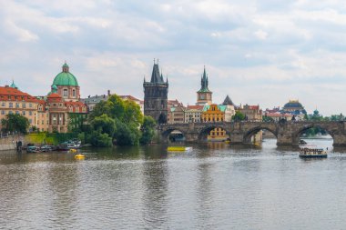 Çek Cumhuriyeti Prag 'daki Vltava Nehri üzerindeki Eski Şehir İskelesi mimarisi ve Charles Köprüsü manzarası.
