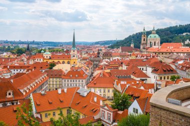 Tarihi merkezi, Prag Kalesi Prag şehir panoraması, kırmızı çatılar Prag, Çek Cumhuriyeti ile üzerinde göster.