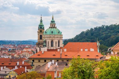 Prag tarihi merkezi, St.Nicholas Kilisesi, kırmızı çatılar Prag, Çek Cumhuriyeti üzerinde göster.