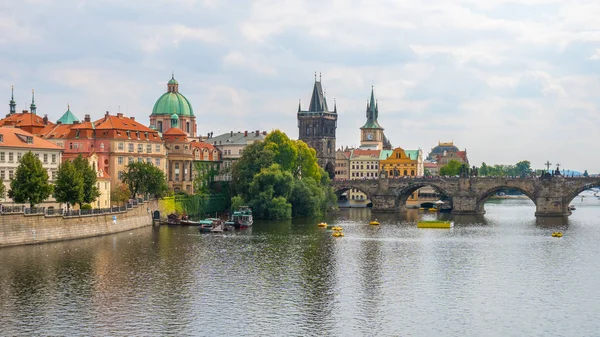 Pohled Přístavní Architekturu Starého Města Karlův Most Přes Řeku Vltavu — Stock fotografie