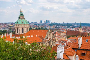 Prag tarihi merkezi, St.Nicholas Kilisesi, kırmızı çatılar Prag, Çek Cumhuriyeti üzerinde göster.