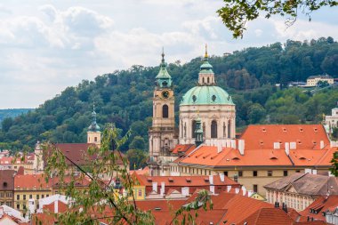 Prag tarihi merkezi, St.Nicholas Kilisesi, kırmızı çatılar Prag, Çek Cumhuriyeti üzerinde göster.