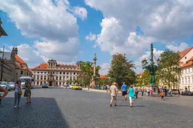 Prague, Çek Cumhuriyeti - 21.08.2018: eski şehir, turist Hradcany Meydanı.