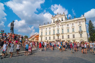 Prague, Çek Cumhuriyeti - 21.08.2018: Başpiskoposun Sarayı Prag Kalesi ile içinde belgili tanımlık geçmiş. Hradcanske Meydanı.