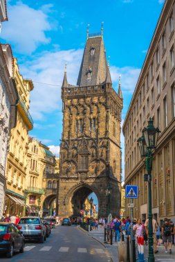 Prag, Çek Cumhuriyeti - 21.08.2018: Barut Kulesi'nin Barut Kapısı bir Gotik mi kule Prag.