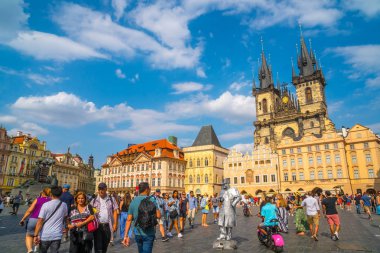 Prague, Çek Cumhuriyeti - 21.08.2018: kilise Our Lady Tyn Prag Eski Şehir Meydanı'nda önce.