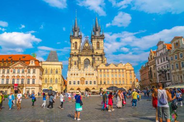 Prague, Çek Cumhuriyeti - 21.08.2018: kilise Our Lady Tyn Prag Eski Şehir Meydanı'nda önce.