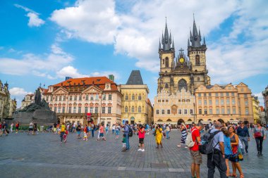 Prague, Çek Cumhuriyeti - 21.08.2018: kilise Our Lady Tyn Prag Eski Şehir Meydanı'nda önce.
