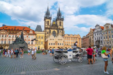 Prague, Çek Cumhuriyeti - 21.08.2018: kilise Our Lady Tyn Prag Eski Şehir Meydanı'nda önce.