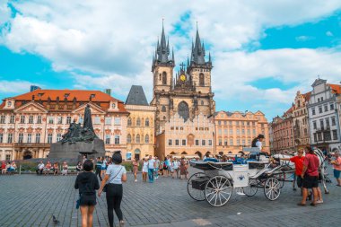 Prague, Çek Cumhuriyeti - 21.08.2018: kilise Our Lady Tyn Prag Eski Şehir Meydanı'nda önce.