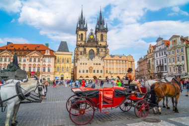 Prague, Çek Cumhuriyeti - 21.08.2018: kilise Our Lady Tyn Prag Eski Şehir Meydanı'nda önce.