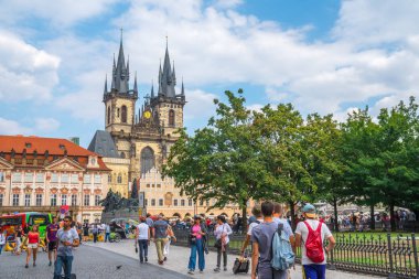 Prague, Çek Cumhuriyeti - 21.08.2018: kilise Our Lady Tyn Prag Eski Şehir Meydanı'nda önce.