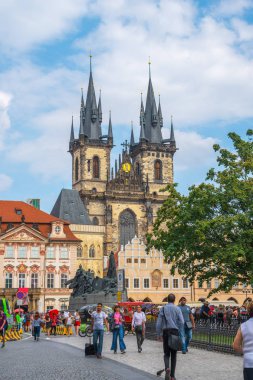 Prague, Çek Cumhuriyeti - 21.08.2018: kilise Our Lady Tyn Prag Eski Şehir Meydanı'nda önce.