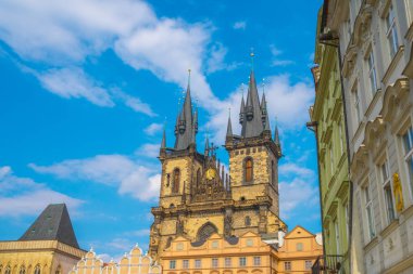 Prague, Çek Cumhuriyeti - 21.08.2018: kilise Our Lady Tyn Prag Eski Şehir Meydanı'nda önce.