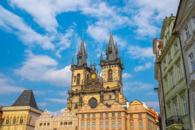 Prague, Çek Cumhuriyeti - 21.08.2018: kilise Our Lady Tyn Prag Eski Şehir Meydanı'nda önce.